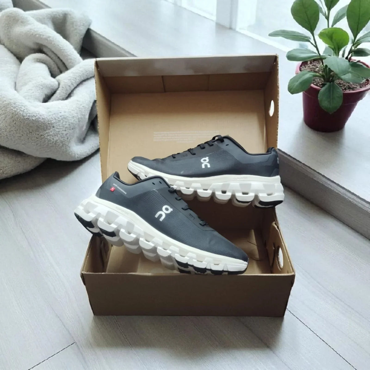 PRODUCT NAME: On Clo_ud_flow 4 Low Top Black